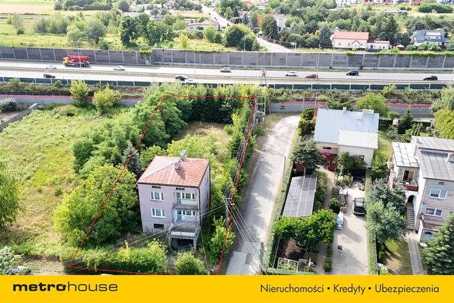 Duża działka z domem do remontu lub wyburzenia.