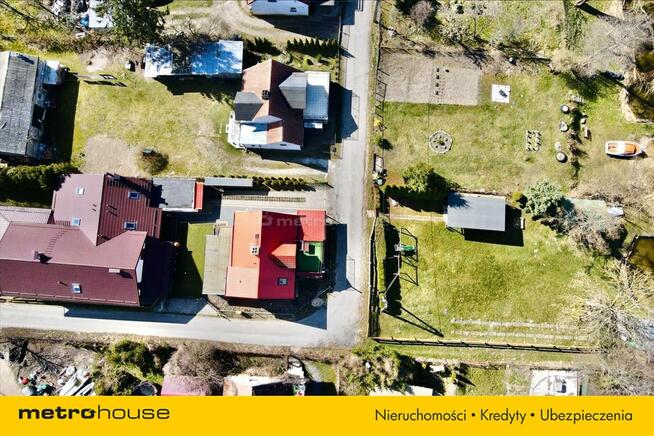 Dwa domy z linią brzegową Jezioraka Szałkowo