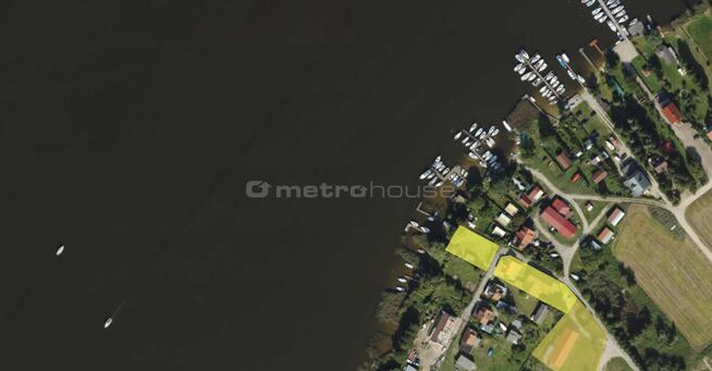 Dwa domy z linią brzegową Jezioraka Szałkowo