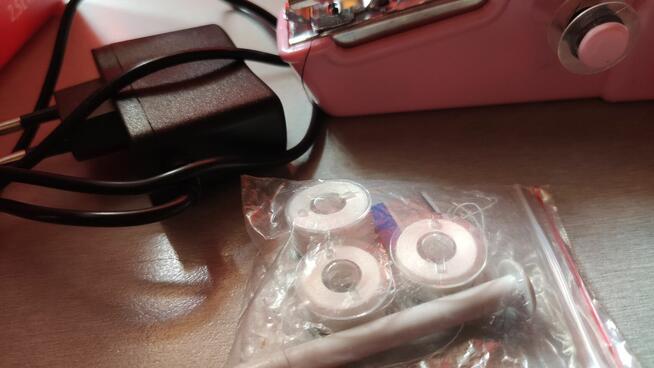 Przenośna maszyna do szycia ręczna