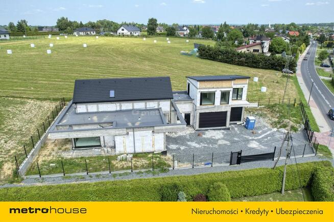 Nowoczesna nieruchomość w stanie budowy.