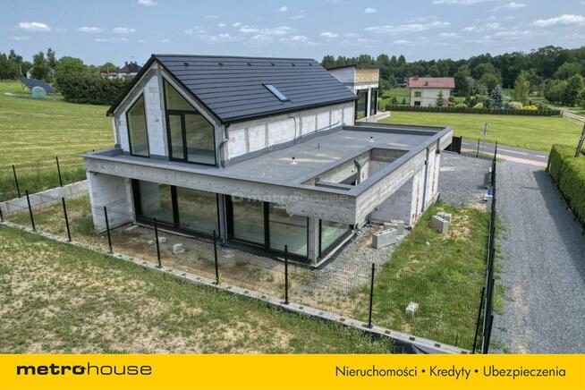 Nowoczesna nieruchomość w stanie budowy.