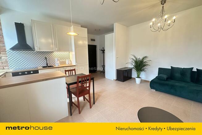 Klimatyczna kawalerka w kamienicy w Piasecznie.