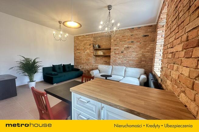 Klimatyczna kawalerka w kamienicy w Piasecznie.