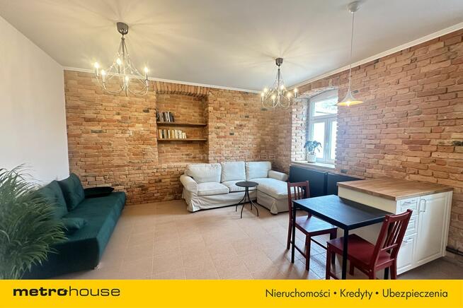 Klimatyczna kawalerka w kamienicy w Piasecznie.