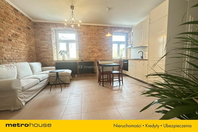 Klimatyczna kawalerka w kamienicy w Piasecznie.