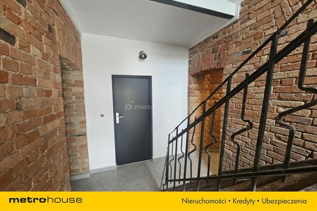 Klimatyczna kawalerka w kamienicy w Piasecznie.