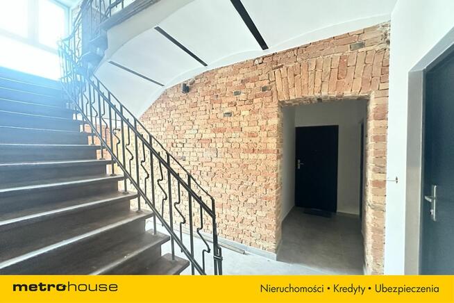 Klimatyczna kawalerka w kamienicy w Piasecznie.