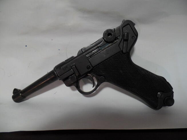 replika pistoletu parabellum po8 luger.