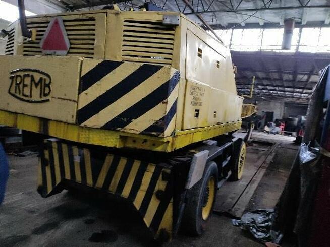 Syndyk sprzeda żurawia samojezdnego kołowego