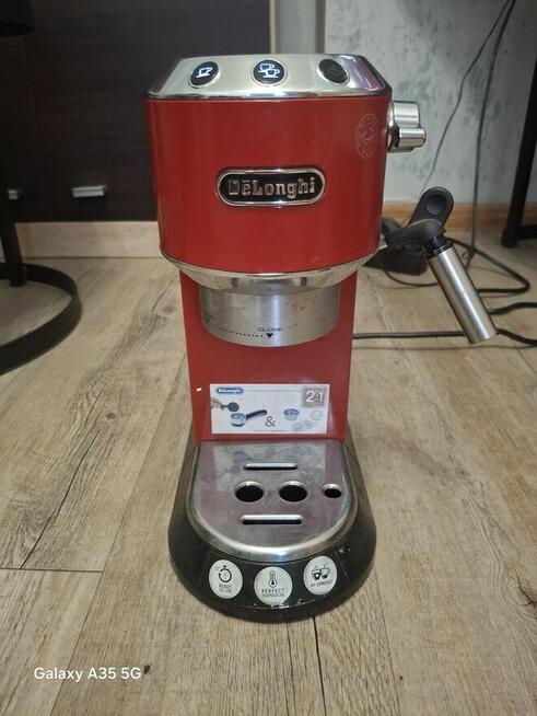 Ekspres ciśnieniowy DeLonghi Dedica EC 680 czerwony połysk