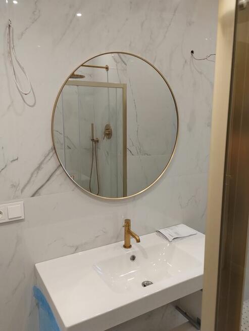 Stolarz, montażysta.