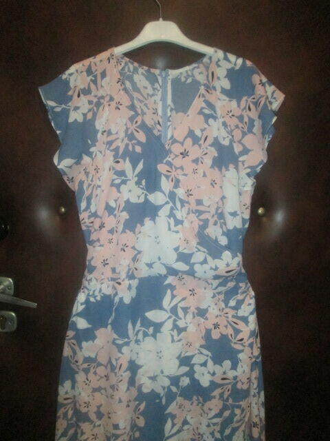 sukienka letnia w tonacji niebieskiej