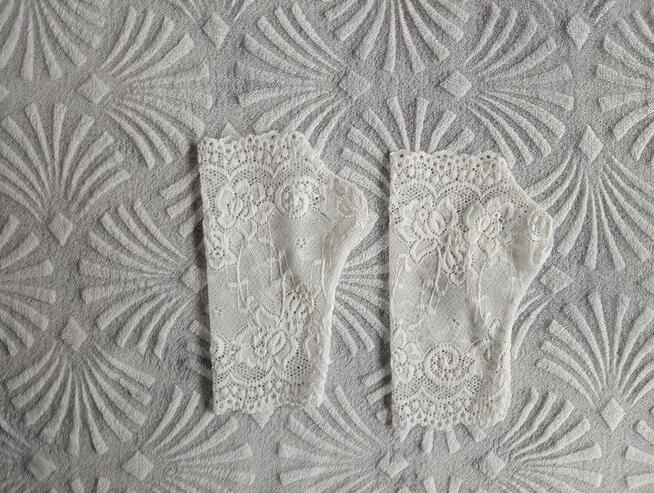 Białe rękawiczki koronkowe