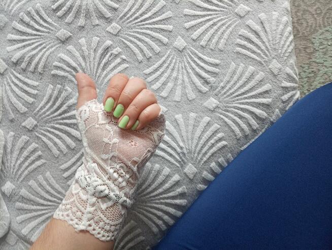 Białe rękawiczki koronkowe