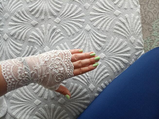 Białe rękawiczki koronkowe