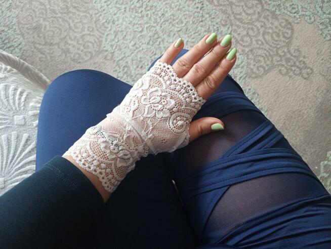 Białe rękawiczki koronkowe