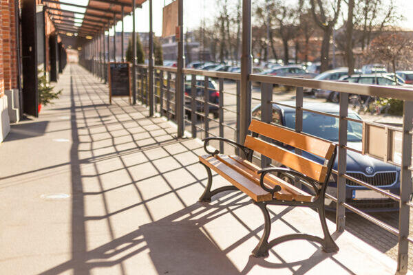 miejska parkowa ławka nogi żeliwne gartenbank stadtarchitekt