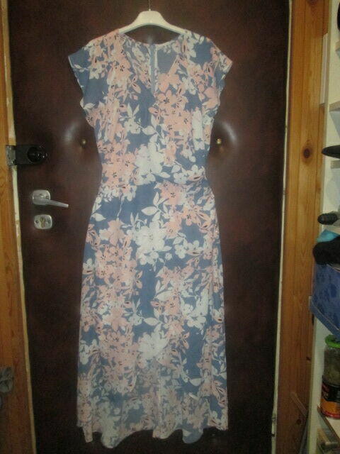 sukienka letnia w tonacji niebieskiej