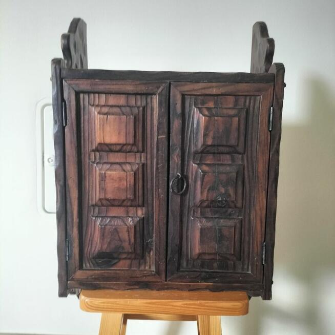 Piękna stara szafka wisząca