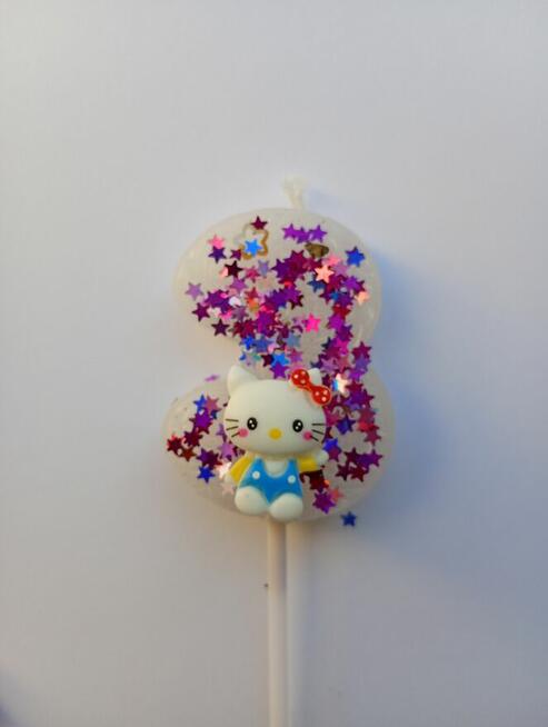 Świeczka urodziny cyferki zapalają się same po zdmuchnięciu.