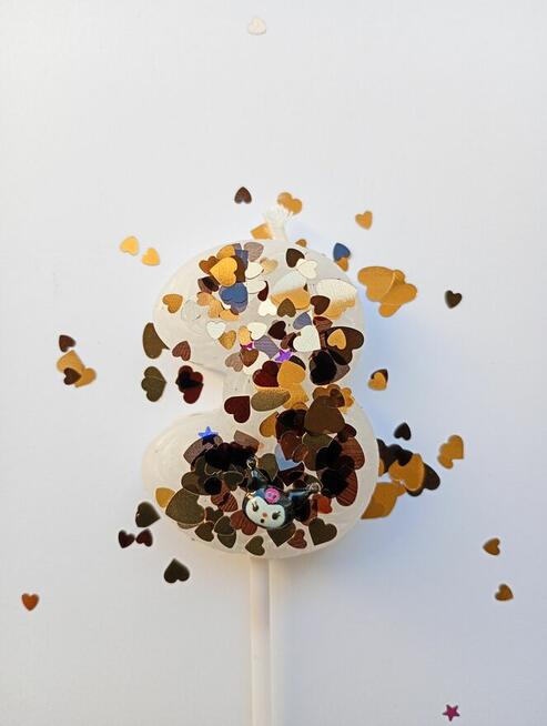 Świeczka urodziny cyferki zapalają się same po zdmuchnięciu.