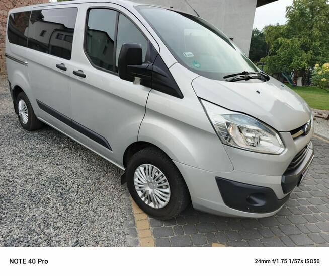 Przewóz osób samochodem 9 osobowym Ford Transit.