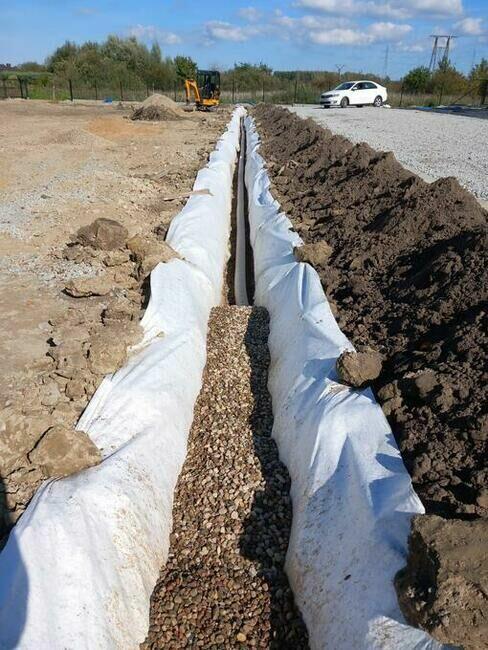 Odwodnienia terenu• Drenaże• Montaż zbiorników• Prace kopark