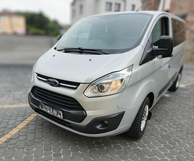 Przewóz osób samochodem 9 osobowym Ford Transit.