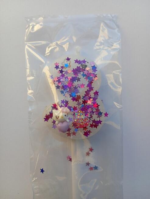 Świeczka urodziny cyferki zapalają się same po zdmuchnięciu.