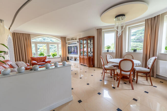 Bez prowizji, Rezydencja z Pięknym Ogrodem