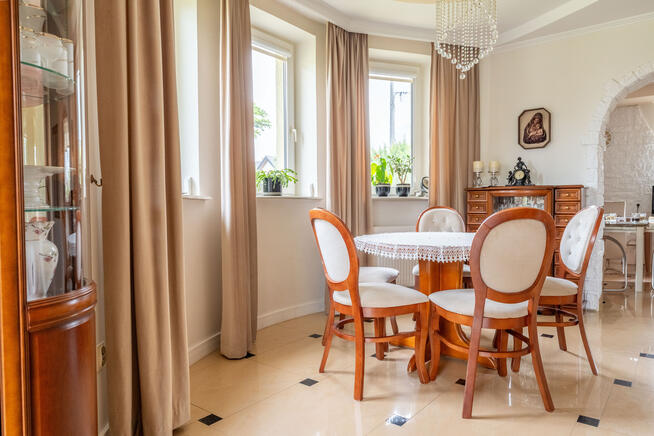 Bez prowizji, Rezydencja z Pięknym Ogrodem