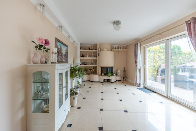 Bez prowizji, Rezydencja z Pięknym Ogrodem