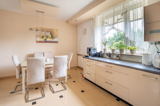 Bez prowizji, Rezydencja z Pięknym Ogrodem