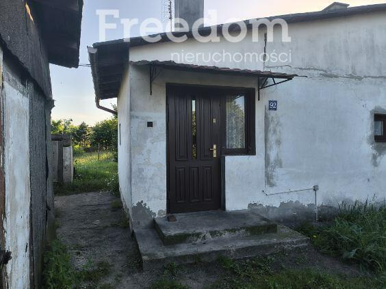 Mały dom z budynkiem gospodarczym.