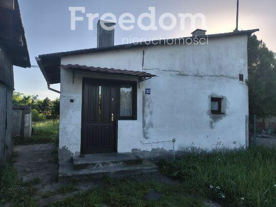 Mały dom z budynkiem gospodarczym.