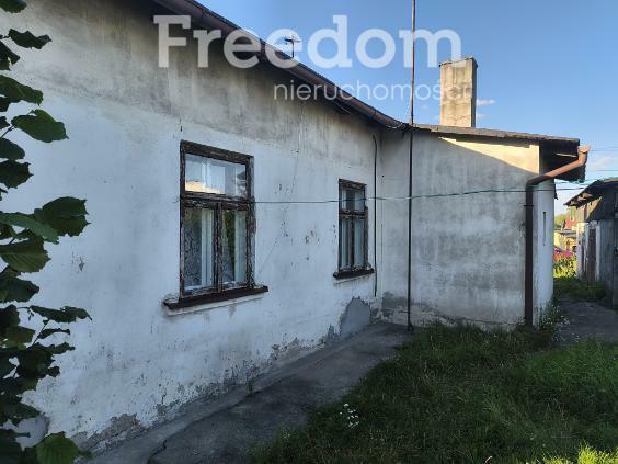 Mały dom z budynkiem gospodarczym.