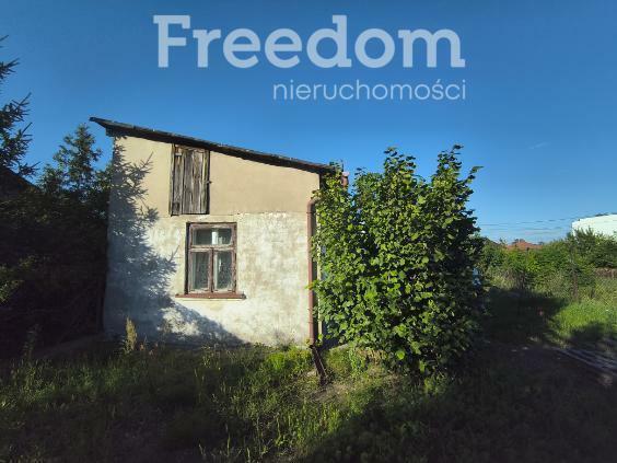 Mały dom z budynkiem gospodarczym.