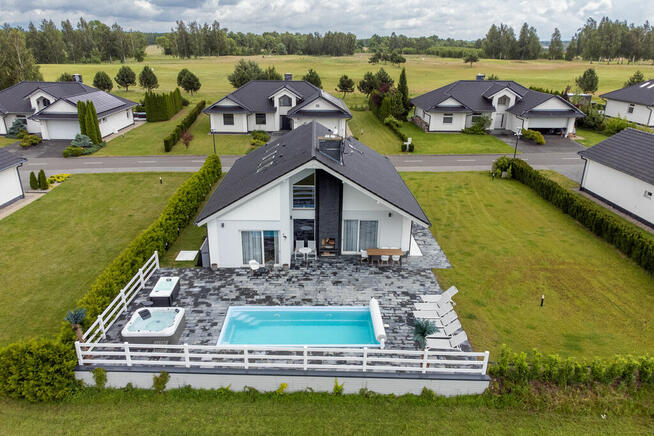 Villa wolnostojąca z basenem na polu golfowym