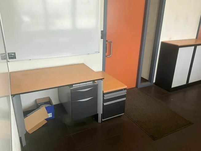 Biurko z kontenerkiem