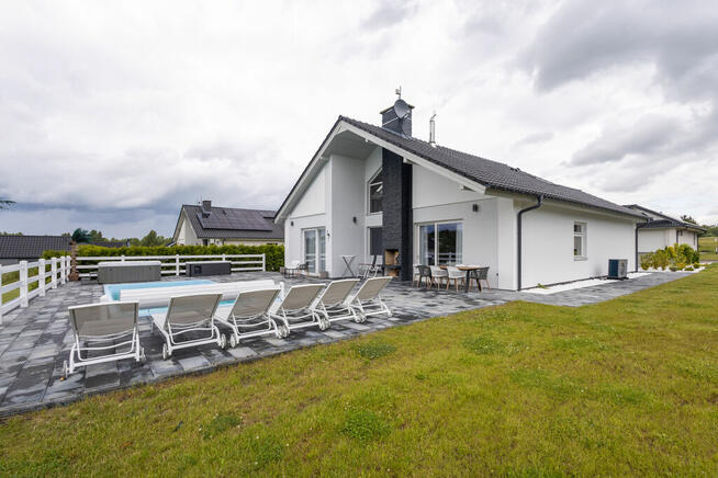 Villa wolnostojąca z basenem na polu golfowym