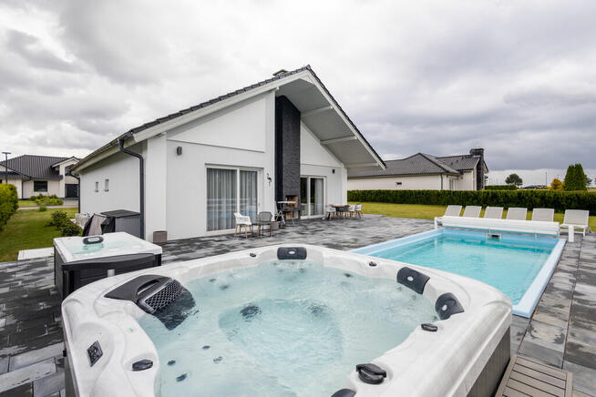 Villa wolnostojąca z basenem na polu golfowym