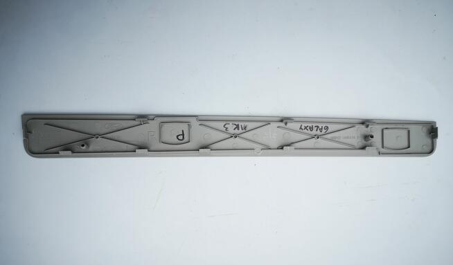 Zatyczka prawej listwy wykończenia boku dachu Galaxy S-max