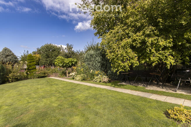 Nowoczesny dom z ogrodem i pełnym wyposażeniem