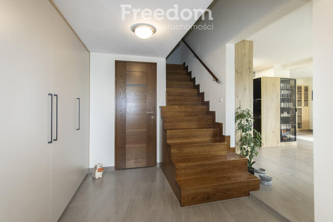 Nowoczesny dom z ogrodem i pełnym wyposażeniem