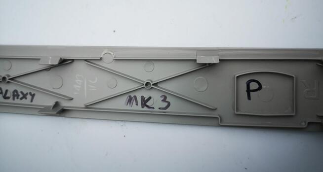 Zatyczka prawej listwy wykończenia boku dachu Galaxy S-max