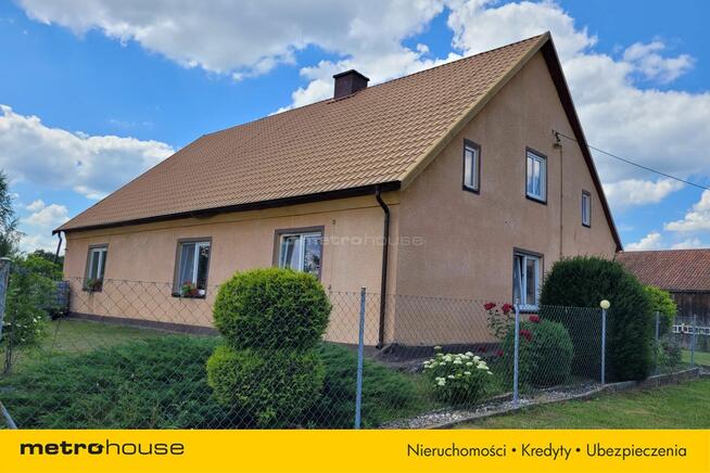 Zadbane siedlisko w pięknej i cichej okolicy.