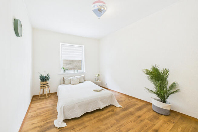 Kamienica: mieszkania, 2 lokale usługowe, 3 garaże