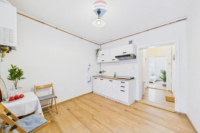 Kamienica: mieszkania, 2 lokale usługowe, 3 garaże