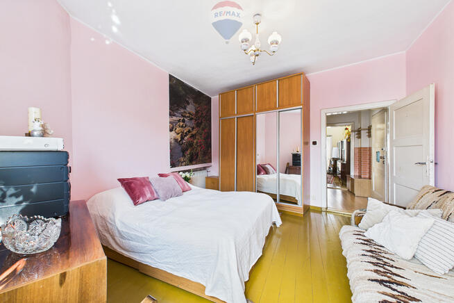 Kamienica: mieszkania, 2 lokale usługowe, 3 garaże